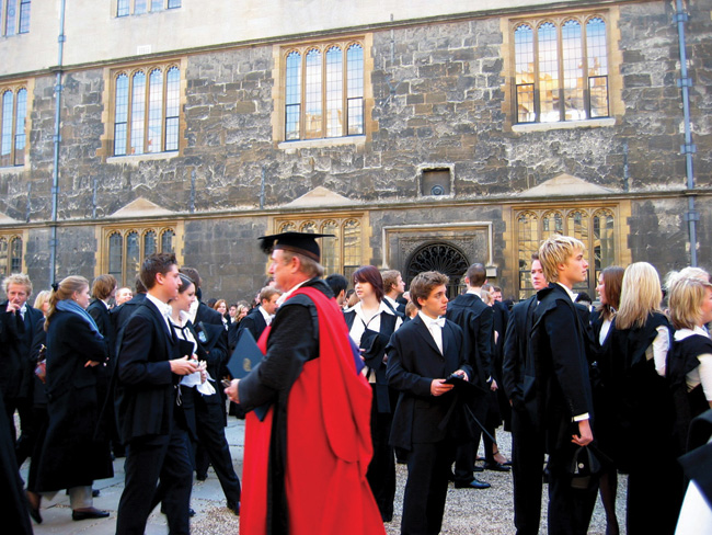 Sinh viên Oxford tưng bừng trong ngày nhận bằng tốt nghiệp