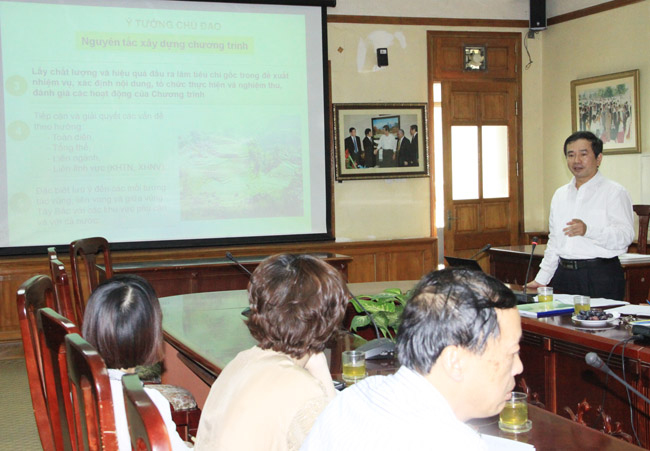 PGS.TS Phạm Hồng Tung - Trưởng ban Khoa học Công nghệ trình bày khái quát một số nội dung của Chương trình phát triển bền vững Tây Bắc