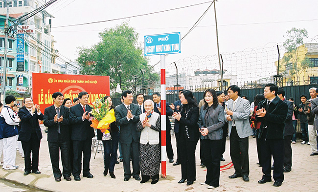 Lễ gắn biển đường phố mang tên Ngụy Như Kontum, năm 2006