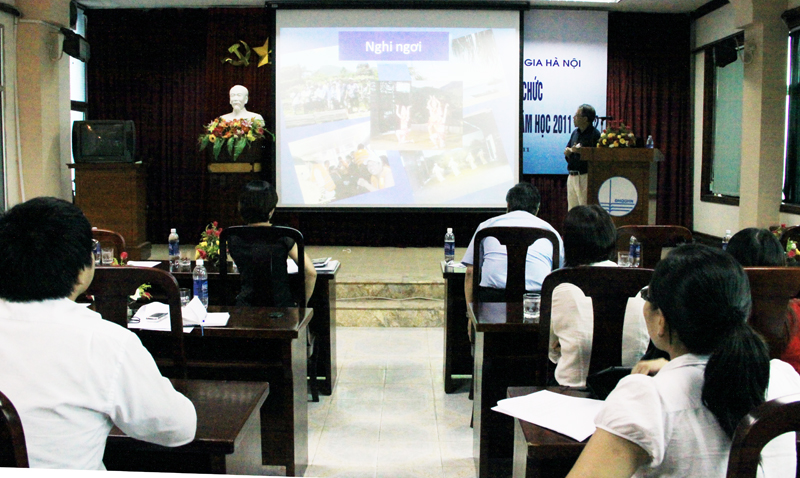 PGS.TS Phạm VĂn Cự trình bày báo cáo tổng kết năm học 2010 - 2011 và kế hoạch nhiệm vụ năm học 2011 - 2012 của Trung tâm quốc tế Nghiên cứu biến đổi toàn cầu