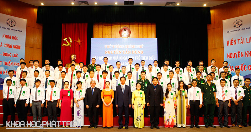 Các nhà khoa học trẻ được vinh dự chụp ảnh lưu niệm cùng Thủ tướng (Nguồn ảnh: KHPT)